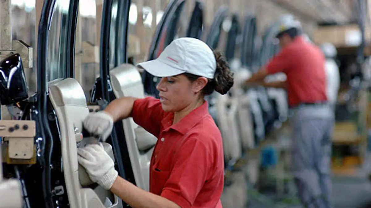 Trabajadora en planta automotriz